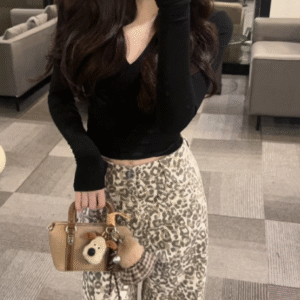 【os&oneshow 】2025 early autumn two piece set – black t shirt with high waist straight pants and leopard wide leg trousers